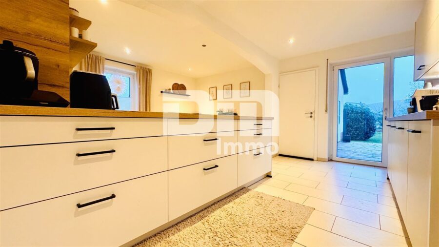 Gepflegtes Ein- bis Zweifamilienhaus + Garage, Terrasse und Balkon auf großem Grundstück - EG Wohnküche / Einbauküche / Zugang Terrasse